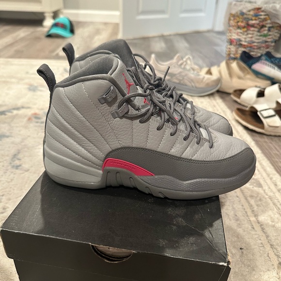 Jordan 12 Retro GG Wolf Gray and Vivid Pink - Picture 2 of 6